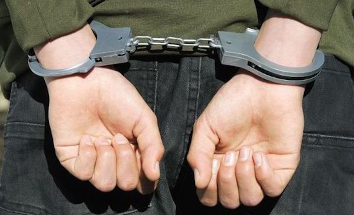 Hoț prins și dus la închisoare