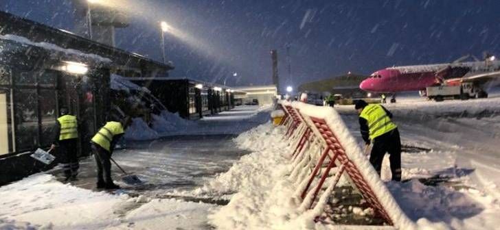 Aeroportul din Timișoara închis din cauza zăpezii. Curse reluate după curățarea pistelor