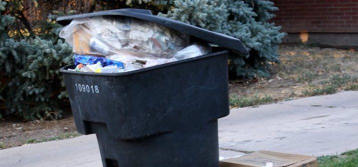 Colectarea deșeurilor, o problemă. Străzile blocate au ținut departe lucrătorii de la salubrizare