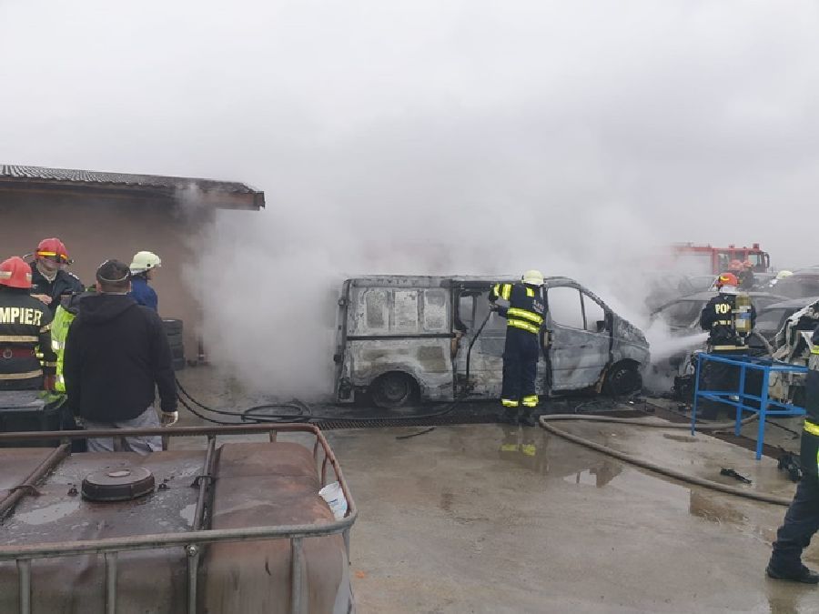 Incendiu într-o localitate din Timișoara. Mai multe mașini s-au făcut scrum