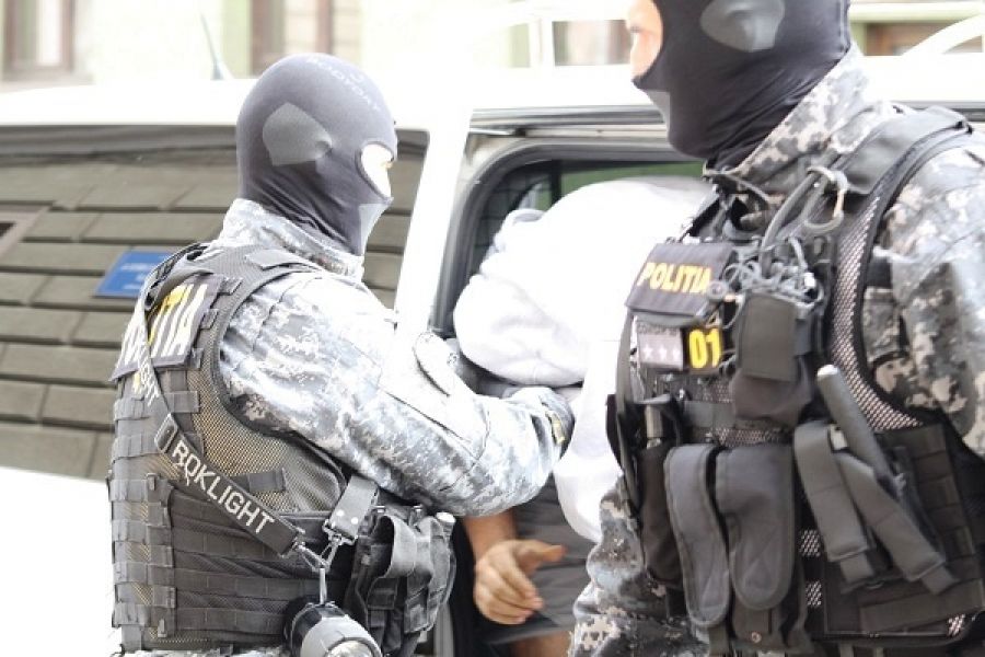 Polițiști loviți într-un oraș din Timiș. De la ce a început scandalul?