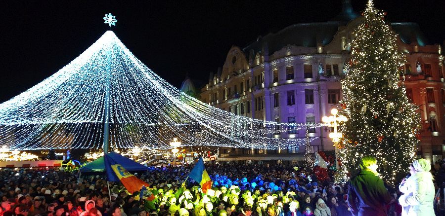 S-a deschis Târgul de Crăciun de la Timișoara. Muzică, voie bună și un tricolor imens desfășurat în Piața Victoriei