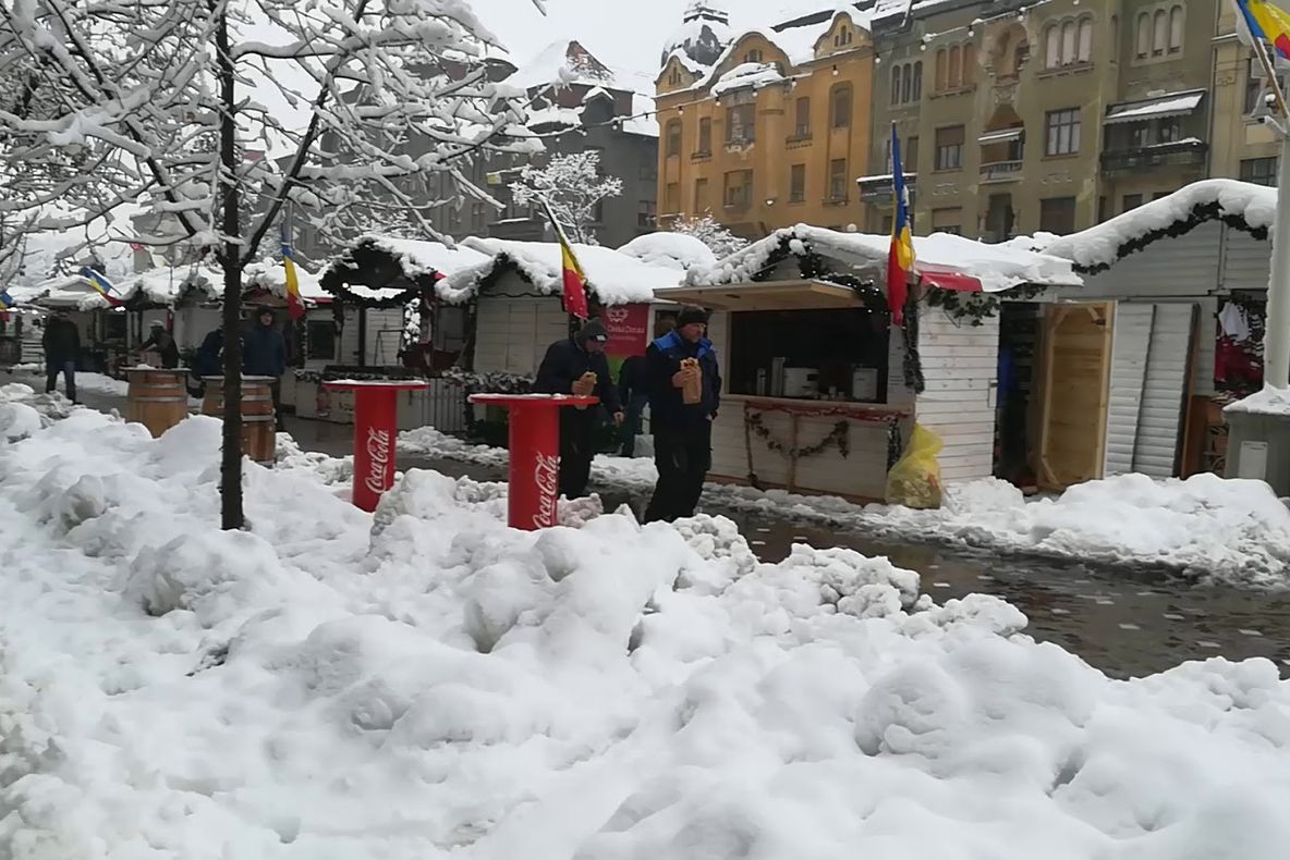 De la tejghea, la lopata. Târgul de Crăciun plin de nămeți. Video