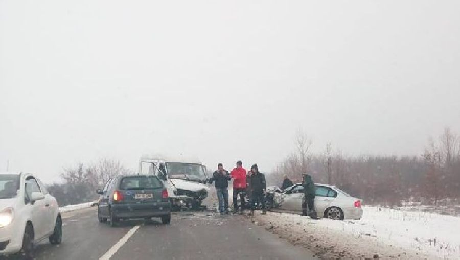 Accident violent pe șoseaua care leagă Timișoara de Buziaș. Două mașini s-au făcut praf