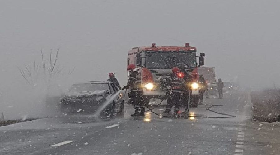 Accident violent pe o șosea din Timiș. O mașină a luat foc