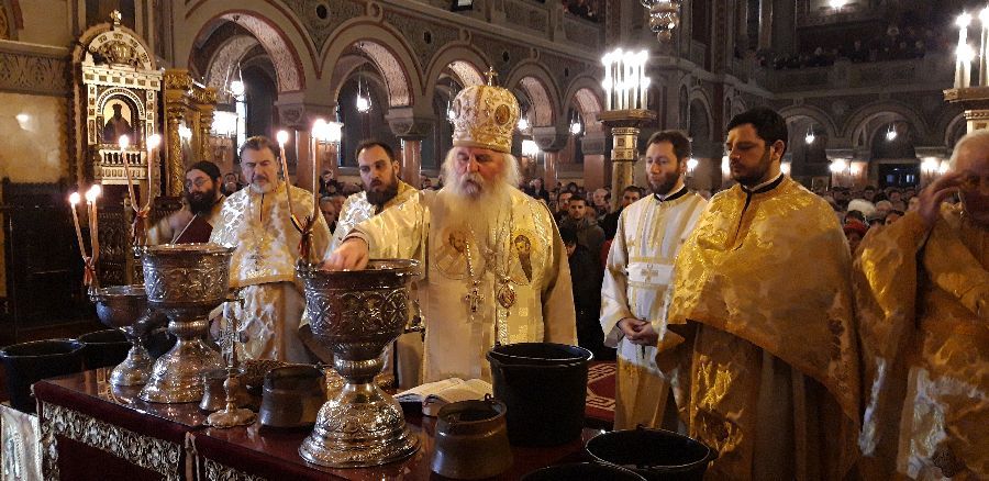 Cozi mari la apa sfințită la Catedrala Mitropolitană de la Timișoara