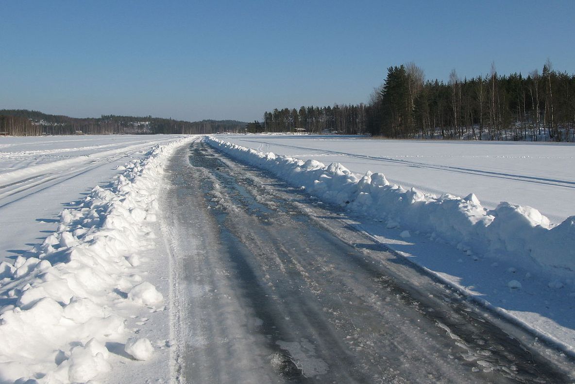Atenție dacă plecați la drum! Sunt șosele acoperite de zăpadă. VIDEO