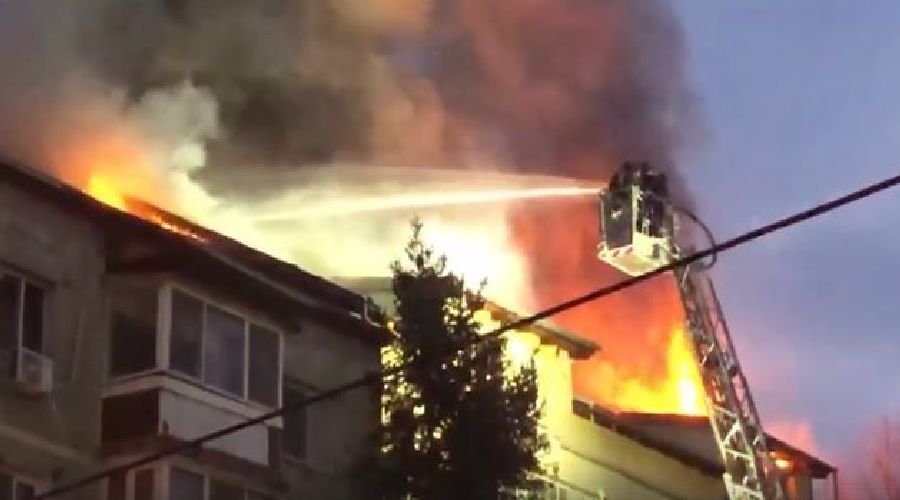 Flăcări înalte la mansarda unui bloc din Timișoara. VIDEO