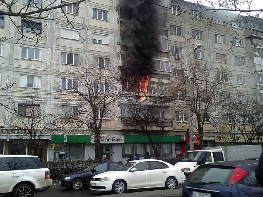 Incendiu violent într-un bloc din Timișoara. Flăcările s-au extins de la un apartament la altul