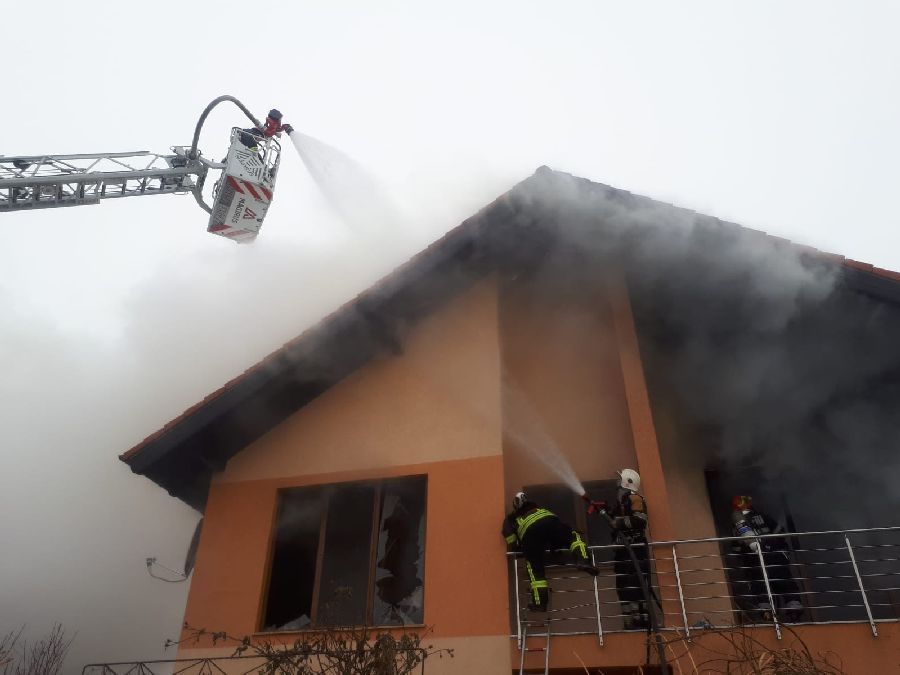 Incendiu la o vilă de lângă Timișoara. Foto