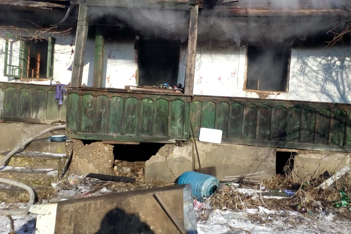 Spaimă în noapte la Timișoara. Un incendiu a amenințat trei case