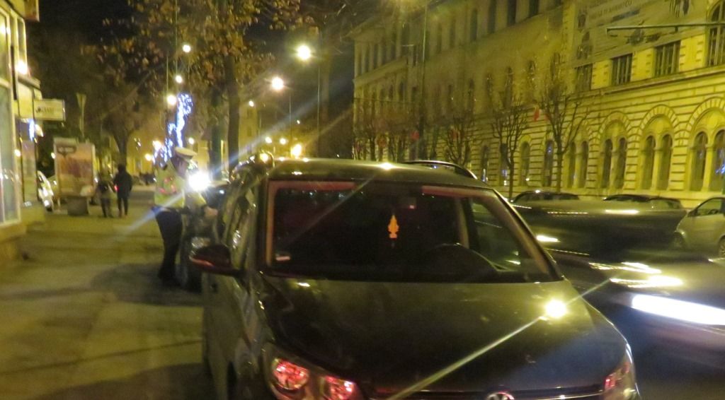 La 15 ani, prins la volanul unei mașini cu numere expirate