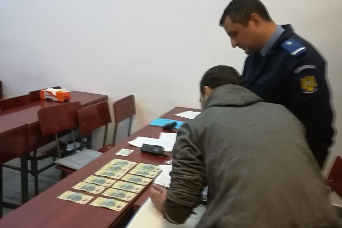 Femeie atacată de un hoț.  Acesta i-a furat toți banii din buzunare