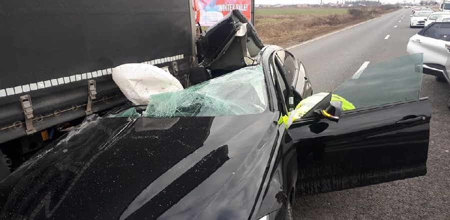 Ciocnire violentă la ieșire din Timișoara. Un BMW s-a izbit puternic de un tir