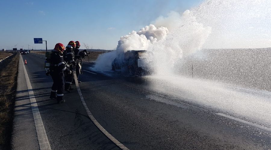 O mașină a luat foc pe o șosea din apropiere de Timișoara