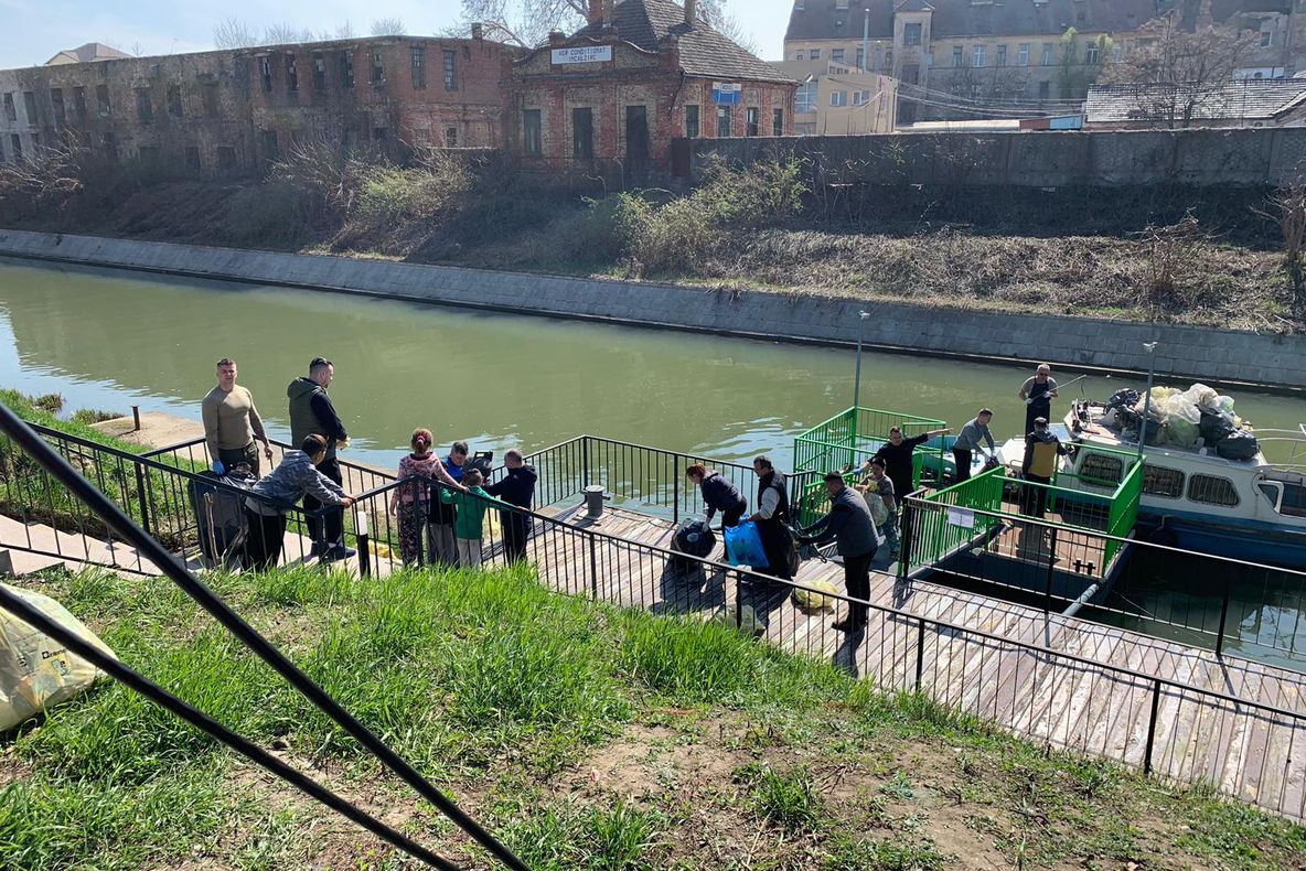 Curățenie generală pe malurile Begăi