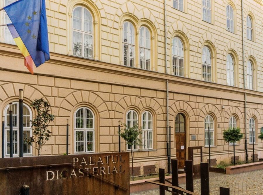 Gest șocant făcut de un bărbat la Timișoara. A încercat să își dea foc în fața Palatului Dicasterial