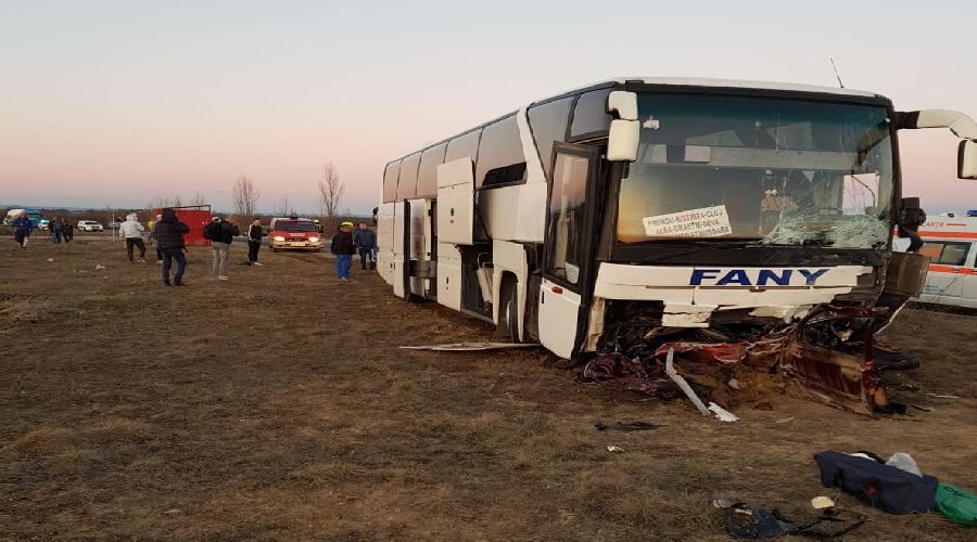 Ciocnire violentă între un autobuz și o mașină în Timiș. Un om a murit pe loc
