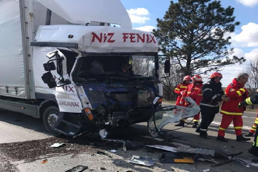 Accident violent la ieșire din Timișoara. Un șofer a rămas încarcerat