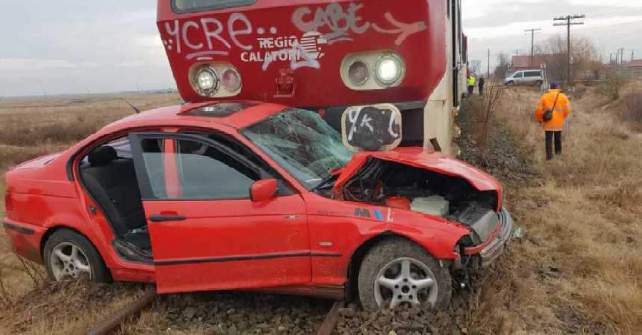 Mașină lovită de tren la o trecere la nivel cu calea ferată în Timiș