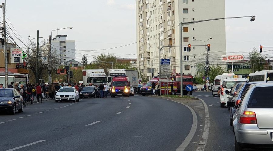 Accident pe o trecere de pietoni din Timișoara. Două persoane au fost preluate de ambulanțe