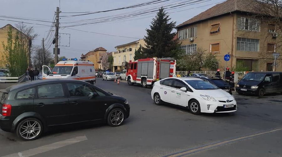 Ciocnire violentă între două mașini pe un bulevard din Timișoara. O șoferiță a ajuns la spital