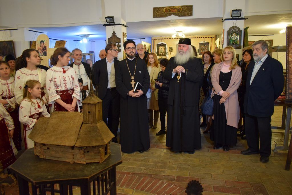 Expoziție organizată în forma crucii