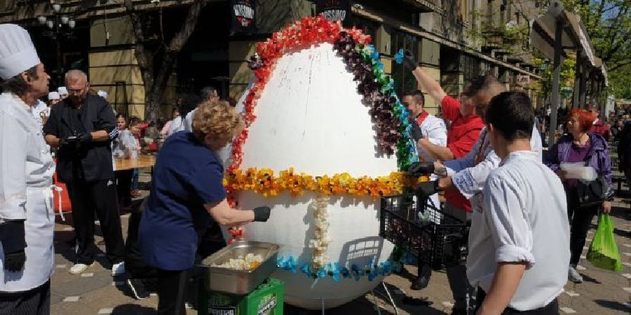 O noua surpriză la Festivalul Florilor de la Timișoara. Ou uriaș decorat cu motive florale de... maeștri bucătari
