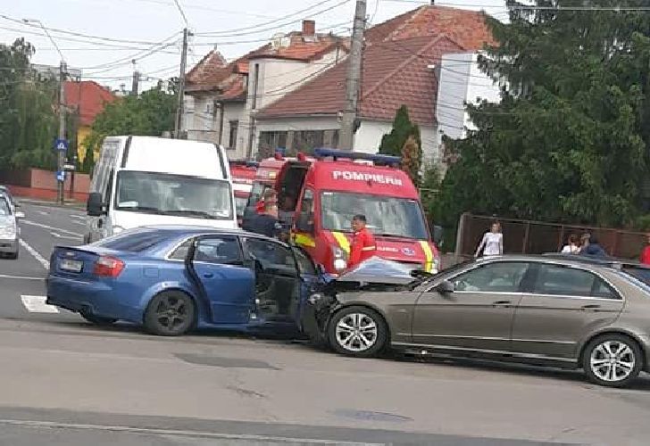 Accident într-o intersecție din Timișoara. Șoferii s-au luat la bătaie. Foto