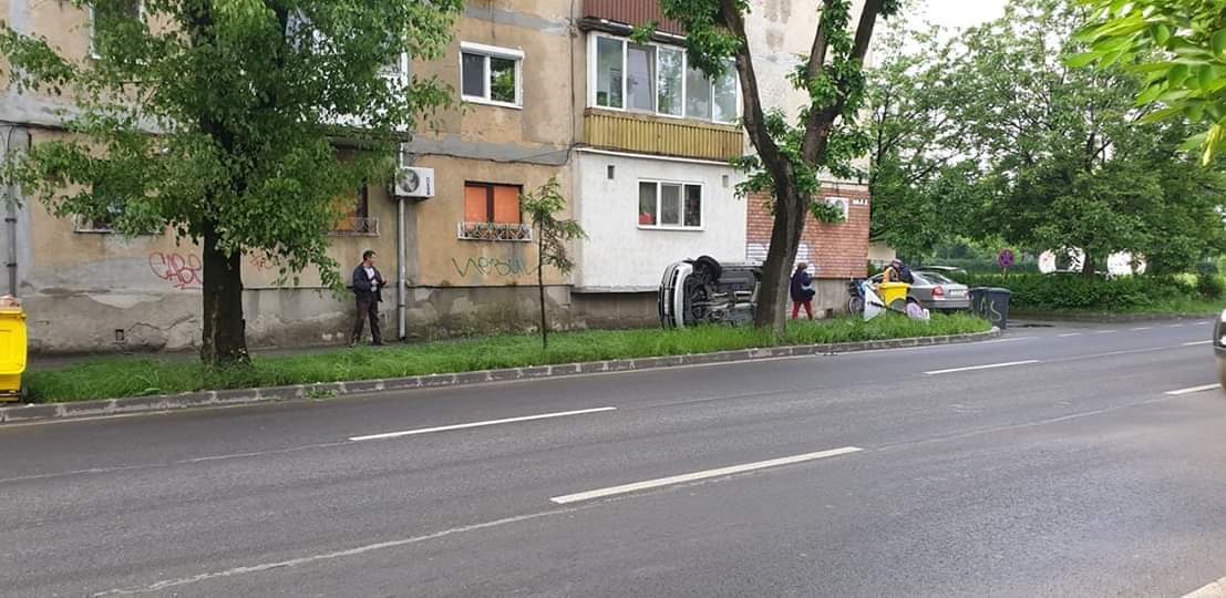 Accident mai puțin obișnuit, mașină ajunsă pe trotuar