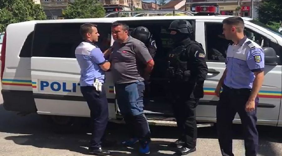 Bărbatul care a forțat intrarea în țară și după care s-au tras focuri de armă în Timiș, a fost reținut. Video
