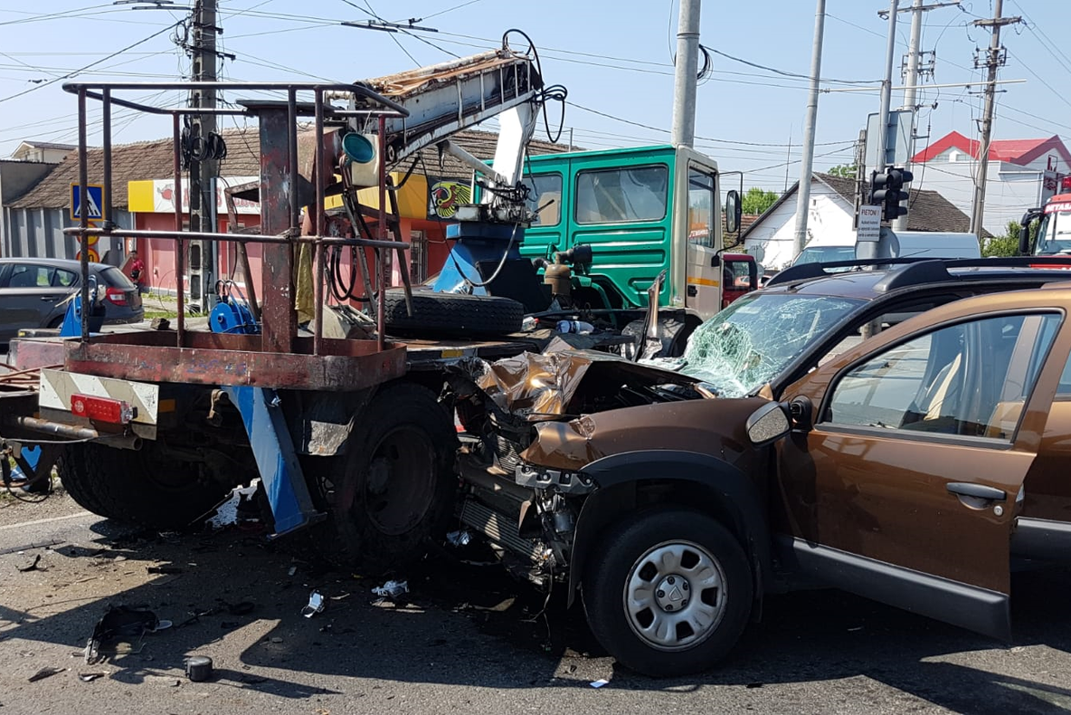 Autoturism făcut praf după ce s-a ciocnit de o macara