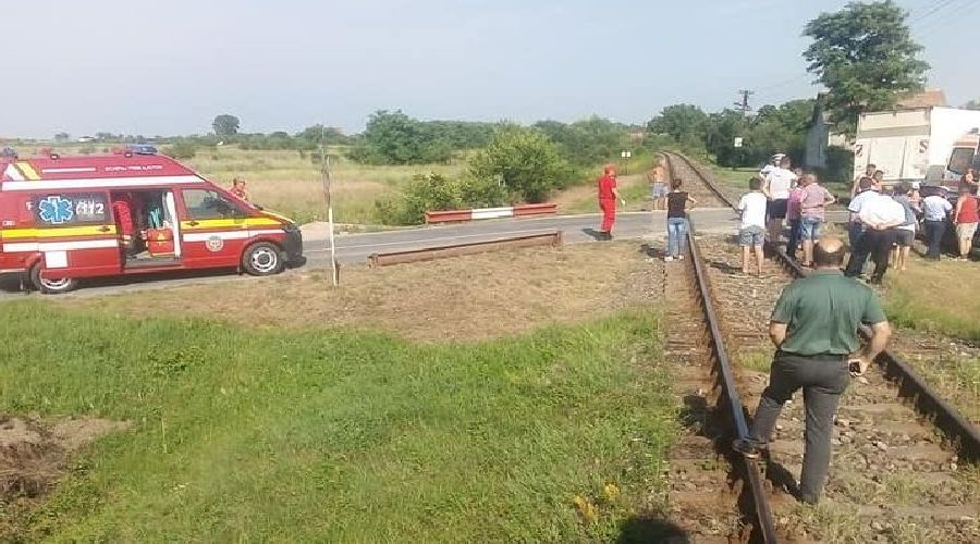 Accident violent aproape de Timișoara. Microbuz răsturnat după ce a fost lovit de tren