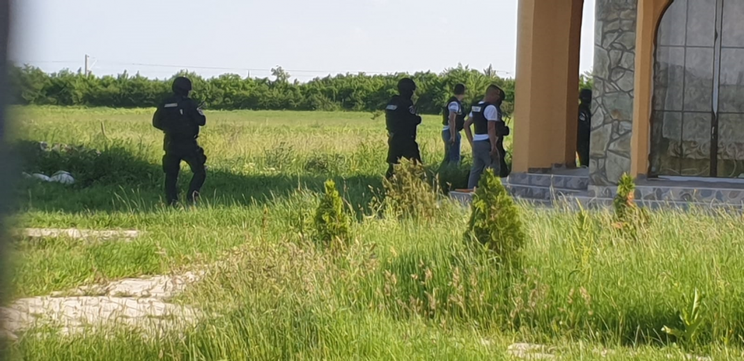 S-au reluat căutările celui care a ucis un polițist, întrerupte peste noapte