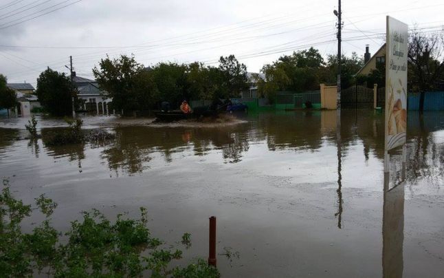 Inundații în Vest. Străzi și gospodării acoperite de ape