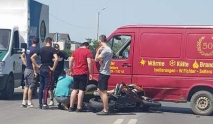 Motociclist lovit de un microbuz