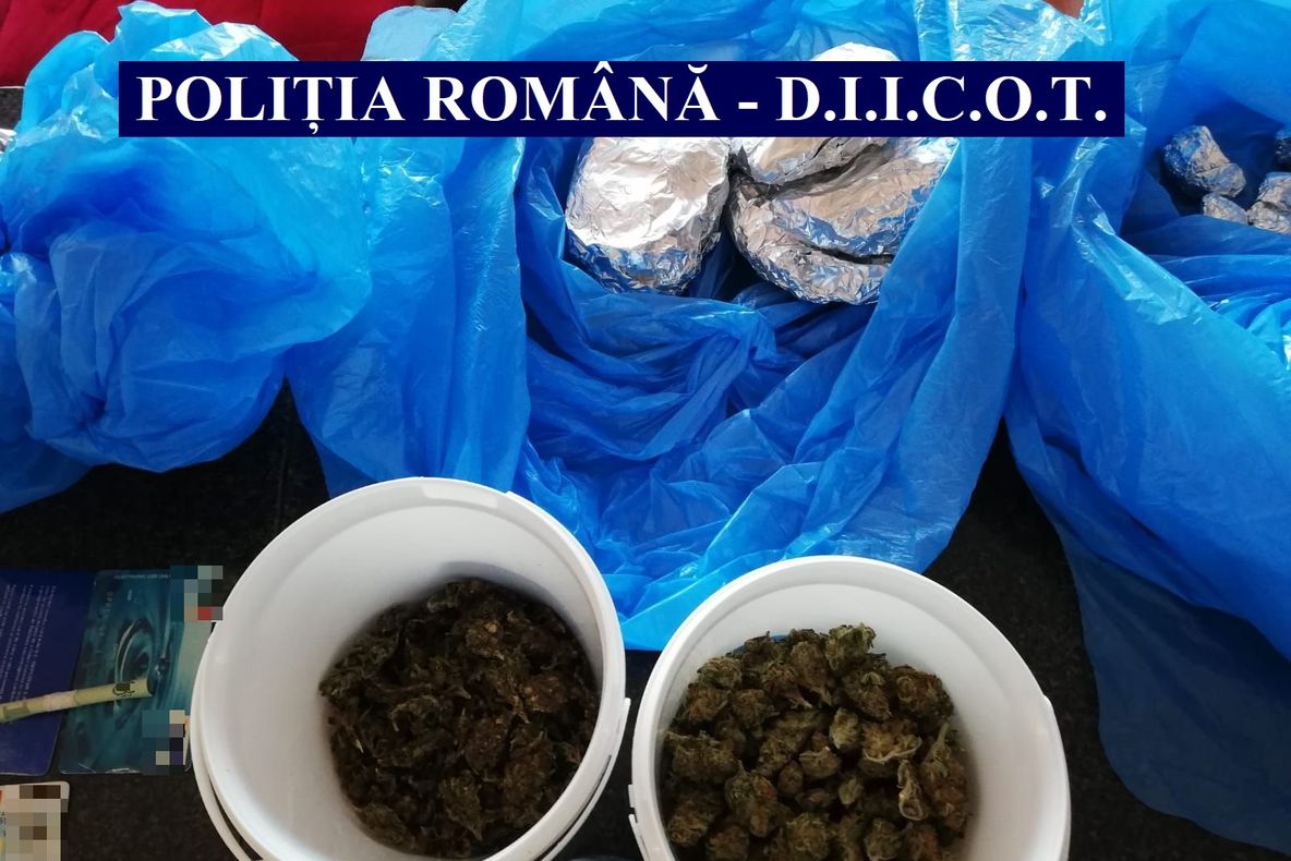 Tineri descoperiți în timp ce se drogau în centrul orașului