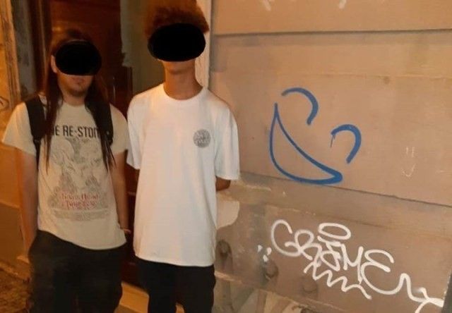Tineri prinși de poliție în timp ce murdăreau fațada unei clădiri centrale
