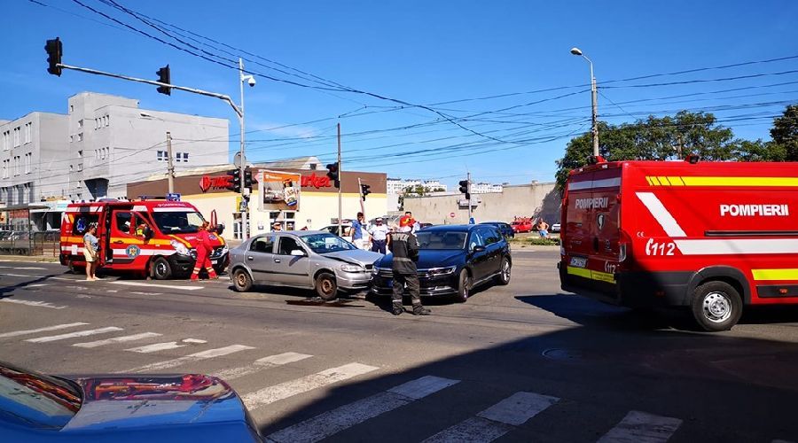 Accident pe un bulevard intens circulat din Timișoara. O femeie a fost rănită