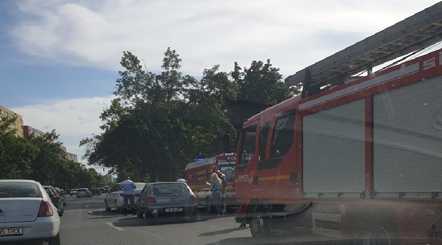 Accident pe un bulevard intens circulat din Timișoara. Cinci oameni au fost răniți