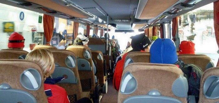 O fată de 14 ani care călătorea spre Timișoara a fost uitată la Arad