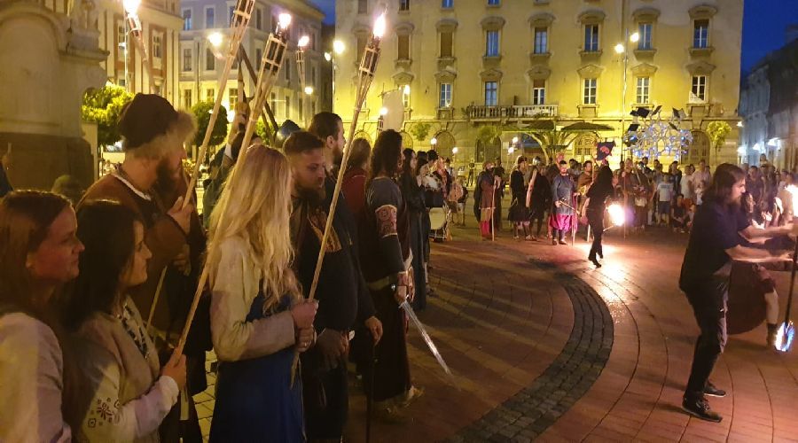 Parada costumelor de epocă în deschiderea Festivalului Medieval de la Timișoara