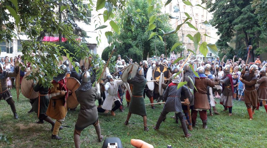 Câmp de luptă lângă Castelul Huniade. Bătălie din urmă cu mai bine de un mileniu reconstituită la Timișoara. Foto