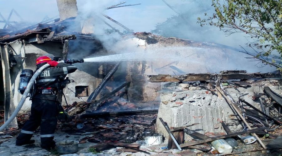 Au rămas fără acoperiș deasupra capului. Incendiu la o casă în Timiș