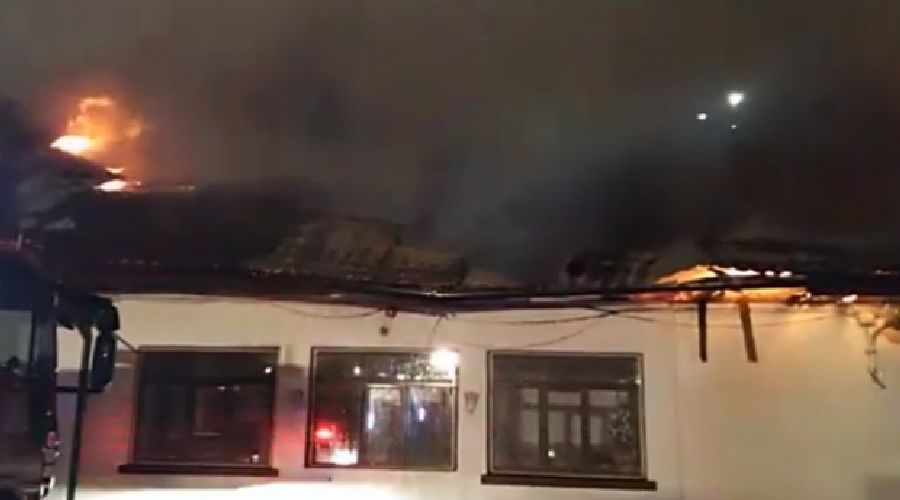 Incendiu violent la o școală din Timiș. Acoperișul s-a făcut scrum