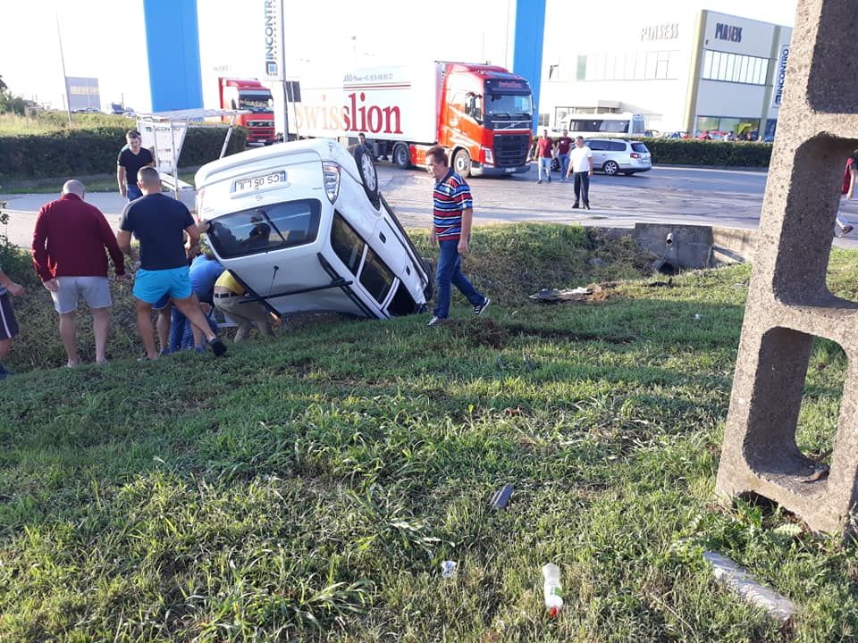 Mașină cu roțile în sus, într-un șanț de lângă Timișoara