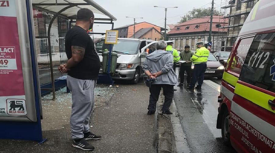 Accident grav pe o stradă intens circulată din Timișoara. Un microbuz s-a 'înfipt' într-o stație de tramvai
