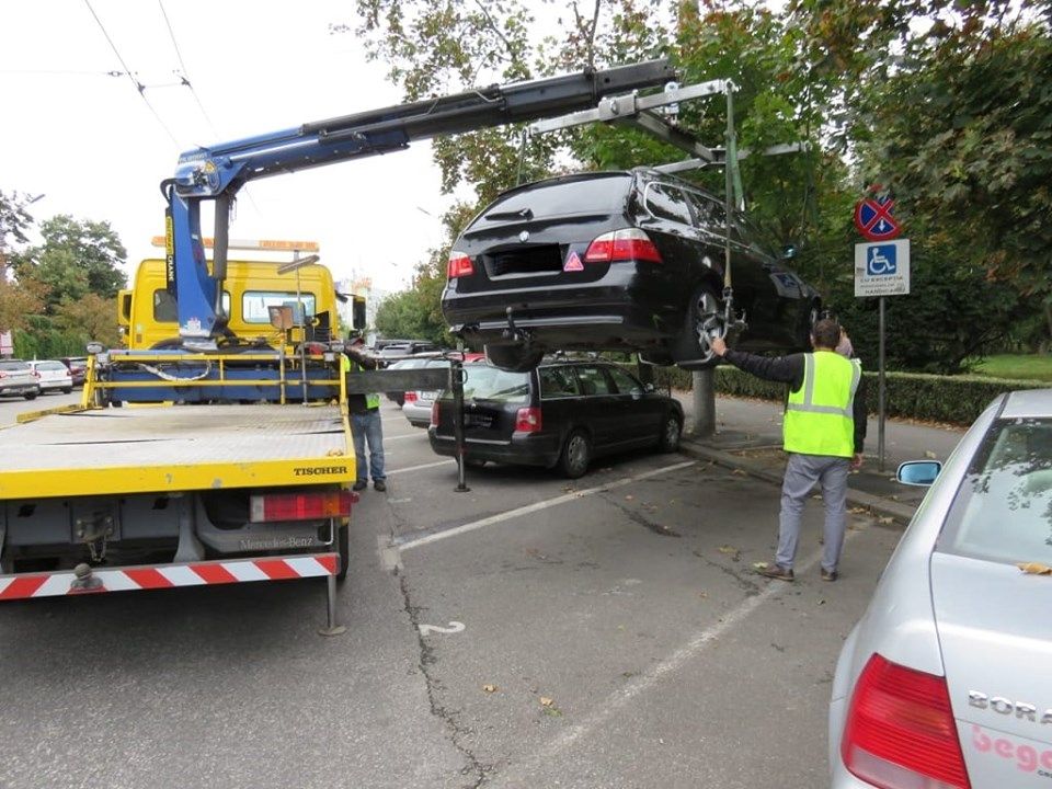 Parcările neregulamentare blochează curți, alei și chiar tramvaie