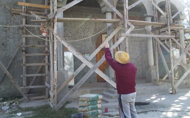 Bărbat cățărat pe o schelă din centru, dat jos cu greu de poliție