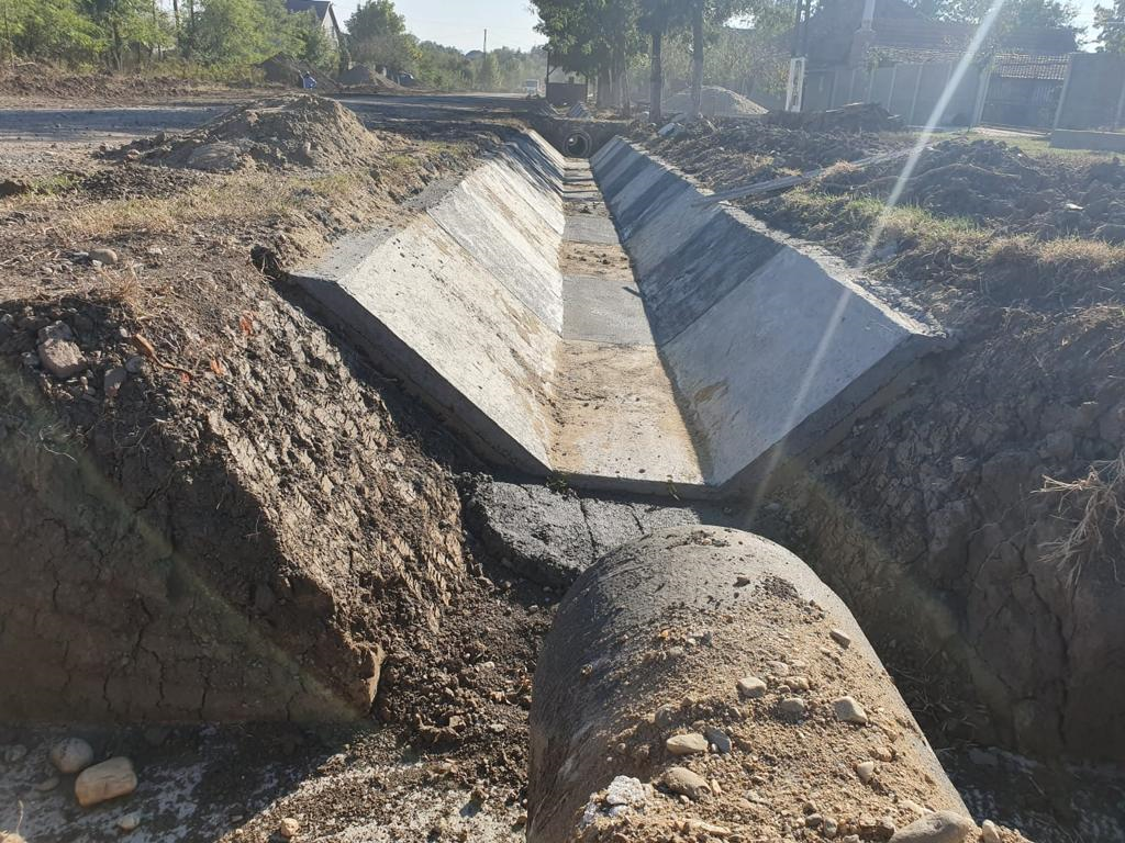 Se asfaltează drumul dintre Șipet și Folea. Acces mai rapid către Timișoara